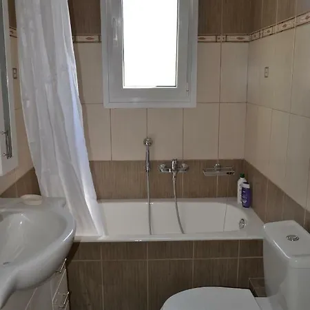 Spacious 1 Bedroom 2 Km To Pessada 公寓 *